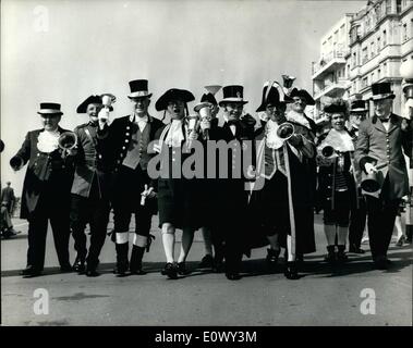 Agosto 08, 1964 - National Town Criers' campionato a Hastings con giornate ricche di colori di vecchia Inghilterra sono state richiamate a Hastings oggi quando migliaia di vacanzieri guardato National Town Criers campionato sul mare.nei loro pittoreschi costumi erano in competizione per il challenge trophy e un primo premio di 0. Mostra fotografica di vestiti nei loro antichi costumi, alcuni dei concorrenti di ottenere in un po' di pratica come si cammina lungo il fronte mare a Hastings oggi. Foto Stock