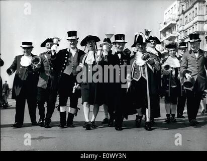 Agosto 08, 1964 - .National Town Criers' campionato a Hastings con giornate ricche di colori di vecchia Inghilterra sono state richiamate a Hastings oggi quando migliaia di vacanzieri guardato National Town Criers campionato sul mare.nei loro pittoreschi costumi erano in competizione per il challenge trophy e un primo premio di 0. Mostra fotografica di vestiti nei loro antichi costumi, alcuni dei concorrenti di ottenere in un po' di pratica come si cammina lungo il fronte mare a Hastings oggi. Foto Stock