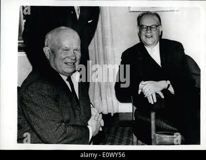 Giugno 06, 1964 - Il Sig. Kruschev ha colloqui con il Sig. Erlander. Primo ministro russo sig. Nikita kruschev è arrivato in Svezia in visita ufficiale. Il Lunedì si recò al palazzo del governo di Stoccolma per colloqui con il primo ministro svedese il sig. Tage Erlander. La foto mostra il sig. Kruschev (sinistra) durante il suo colloquio con il Sig. Erlander. Foto Stock