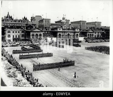 Giugno 13, 1964 - Trooping il colore: la cerimonia annuale di trooping il colore per contrassegnare la regina del compleanno ufficiale si è svolta oggi a la sfilata delle Guardie a Cavallo. I colori trooped erano quelli della 1bn, Coldstream guardie. La foto mostra una vista generale dalla cittadella che mostra le protezioni marching durante la cerimonia in Horse Guards Paradxe oggi. Foto Stock