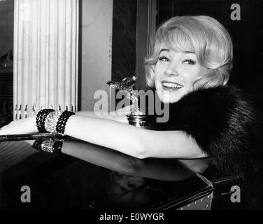 L'attrice Shirley MacLaine in 'Il Giallo Rolls Royce' Foto Stock