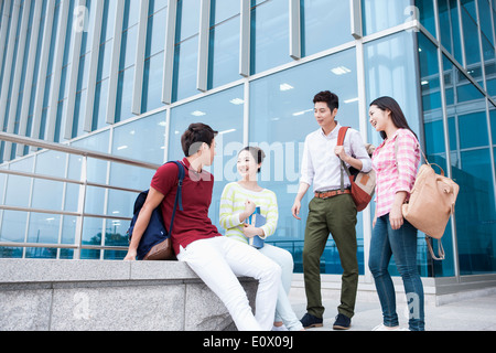 Gli studenti in chat al di fuori Foto Stock