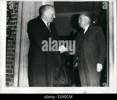 Nov. 11, 1964 - Il Sig. palla chiamate al No.10. Downing street. Il Sig. Giorgio sfera gli stati uniti sotto segretario di stato chiamato al n. 10 Downing street questo pomeriggio per un incontro con il primo ministro Harold Wilson per colloqui su quest'ultimo futuro incontro in Qashington con pres. Johnson. La foto mostra il sig. George Ball scuote le mani con il sig. Harold Wilson quando ha lasciato n. 10. Downing street questo pomeriggio. Foto Stock