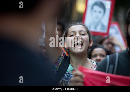 Proteste e dimostrazioni contro la Coppa del Mondo 2014 e questioni sociali in Rio de Janeiro, Brasile Foto Stock