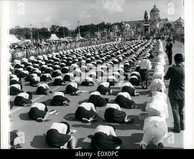 Ottobre 10, 1964 - Studenti della Thailandia celebrare re Chulalongkorn giorno migliaia di studenti universitari ha celebrato il re Chulalongkorn giorno a Bangkok il Ott 23. Gli studenti hanno camminato in processione per la statua equestre del Re defunto davanti al Royal Plaza. Dopo la posa di un omaggio floreale sulla statua lo studente inginocchiato in omaggio. Re Chulalongkorn Thailandia ha dato istruzione moderna e ha portato la prosperità del paese. Mostra fotografica di:- La Thailandia gli studenti universitari omaggio davanti alla statua del re Chulalongkorn presso il Royal Plaza a Bangkok. Foto Stock