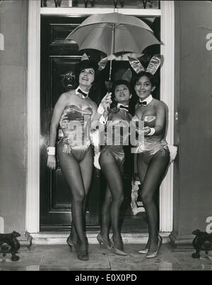 Ottobre 10, 1964 - Club Playboy bunny a Londra: sette bellissime coniglietti dall America la famosa Playboy Clubs, sono arrivati a Londra per una settimana di visita. Le ragazze di tutti i 'Bunny Award' vincitori scelti da oltre 700 coniglietti che personale i dieci Playboy club, sono stati scelti per il loro aspetto, gratuità e popolarità. Mentre a Londra che appaiono su un certo numero di programmi televisivi. La foto mostra tre coniglietti condividono un ombrello nella piovosa Londra oggi. Essi sono (L a R): Martha Louise Hellwig, di New Orleans, Elizabeth Yee, di New York; e Katherine Fitzpatrick di Detroit. Foto Stock