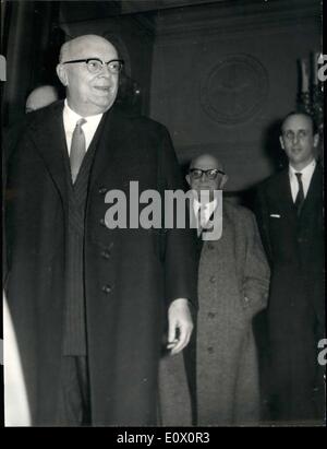 Ottobre 10, 1964 - Spaak vede de Gaulle: Paul Henri Spaak, ministro belga degli Affari esteri che ora è a Parigi è stato ricevuto dal generale De Gaulle questo pomeriggio. La foto mostra il M. - Paul Henri Spaak lasciando l'Elysee Palace. Foto Stock