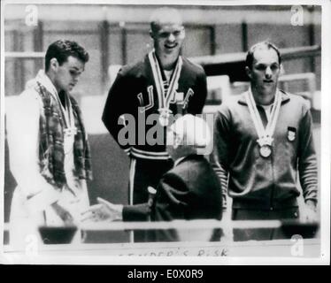 Ottobre 10, 1964 - Giochi Olimpici di Tokyo. McGregor vince la medaglia d'argento. La foto mostra la Gran Bretagna è Bobby McGregor essendo congratulato da Foto Stock