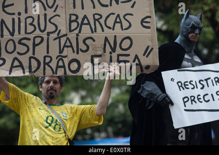 Proteste e dimostrazioni contro la Coppa del Mondo 2014 e questioni sociali in Rio de Janeiro, Brasile Foto Stock