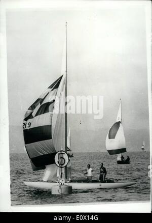 10 ottobre 1964 - Giochi Olimpici a Tokyo. Yachting a Enoshima. Foto mostra  equipaggio americano manovra l''Aphrodite'' di Enoshima Yacht Harbour, la corsa di vela Dragon Class nei Giochi Olimpici Foto Stock