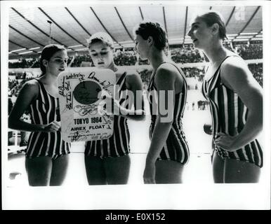 Ottobre 10, 1964 - Giochi Olimpici di Tokyo. È fantastico per essere un vincitore.: membri dell'U.S.A. donne 4x100 metri relè Medley Foto Stock