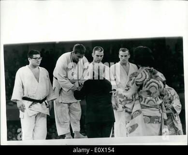 Ottobre 10, 1964 - I Giochi Olimpici a Tokyo. Il judo Non-Category vincitori di classe. Mostra fotografica di Antonius J. Geesink, dei Paesi Bassi (secondo da sinistra) è congratulato con dopo aver ricevuto la medaglia d'oro durante la cerimonia di consegna del premio. Sulla sinistra è Akio Kaminaga del Giappone, medaglia d'argento, e Teodoro Boronovskis, dell'Australia, e Klaus Glahn (estrema destra) che erano al terzo posto. Foto Stock