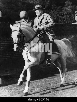 Sir Winston Churchill passeggiate a cavallo il novantesimo compleanno Foto Stock