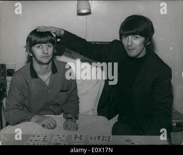 Il 12 Dic. 1964 - Beatle batterista Ringo Starr riceve una visita all'Ospedale da Beatle George Harrison.: Beatle batterista Ringo Starr chi sta progredendo in modo soddisfacente dopo una operazione per il distacco della sua tonsille presso la University College Hospital di Londra, è stato visitato da Beatle George Harrison all'ospedale. La foto mostra un confortante pat sulla testa di Ringo da George quando ha pagato una visita all'ospedale. Foto Stock