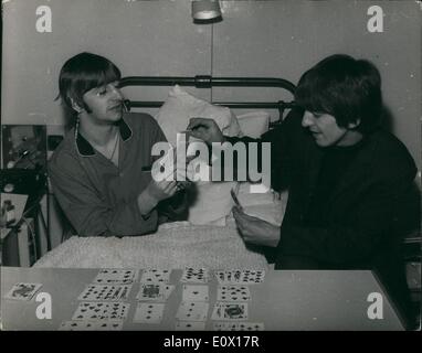 Il 12 Dic. 1964 - Beatle batterista Ringo Starr riceve una visita all'Ospedale da Beatle George Harrison: Beatle batterista Ringo Starr chi è Foto Stock