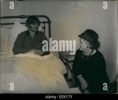 Il 12 Dic. 1964 - Ringo ottiene una visita all'ospedale da sua madre: Beatle batterista Ringo Starr chi sta progredendo in modo soddisfacente dopo Foto Stock