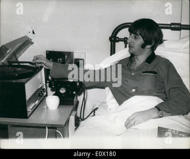 Il 12 Dic. 1964 - Ringo Starr in ospedale - per le tonsille funzionamento: Ringo Starr il batterista di ''i Beatles" è stato quello di essere visto nella sua camera presso la University College Hospital questa mattina - per il suo funzionamento le tonsille. Mostra fotografica di Ringo mette i record sul suo lettore- dal suo letto dell'ospedale. Foto Stock
