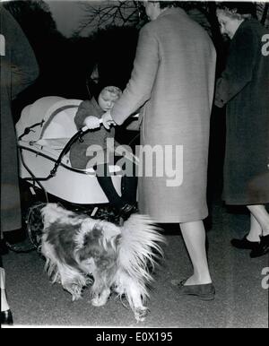 Il 12 Dic. 1964 - Un parco gita per il giovane conte di st.andrews.: George Nicholas Philips. Il Conte di ST. Andrews, 2-anno Ã¢â'¬â€oeold figlio di il Duca e la Duchessa di Kent, era quello di essere visto a spasso per i Giardini di Kensington. La foto mostra un po' le gambe stanche dopo la sua passeggiata il giovane conte hitohes un giro sulla sua sorella (Helen Marina Lucia Windsor) la PRAM. Foto Stock