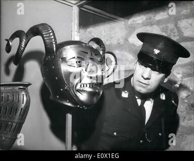 Il 12 Dic. 1964 - Esposizione di Royal Armor - alla Torre di Londra: per essere aperto al pubblico domani (8°) è la nuova mostra di Royal Armour - principalmente quello di Enrico VIII e ha affermato di essere la migliore visualizzazione del Royal corazza in Gran Bretagna presso il nuovo cavallo riparato Armouries presso la Torre di Londra. La foto mostra solo questo casco grottesco sopravvive da una sfilata presentata al re Enrico VIII da parte dell'Imperatore Massimiliano I. Quando ha lasciato l'imperatore del workshop di corte a Innsbruck, dove è stata fatta da Conrad Seusenhofer nel 1514, sunken bande sono state riempite da listelli decorativi di argento filt. Foto Stock