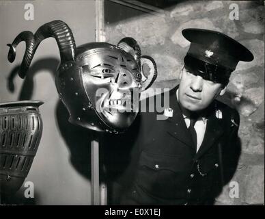 Il 12 Dic. 1964 - La nuova mostra di Royal Armour - presso la Torre di Londra.: per essere aperto al pubblico domani (8th.) è la nuova mostra di Royal Armour - principalmente quello di Henry VIII - e ha affermato di essere la migliore visualizzazione del Royal corazza in Gran Bretagna - presso il recentemente riparata cavallo Armouries - presso la Torre di Londra. La foto mostra solo questo casco grottesco sopravvive da una sfilata presentata al re Enrico VIII per l'imperatore Massimiliano I Foto Stock