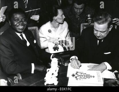 Il 12 Dic. 1964 - Congo-President Moise Tschombe a Monaco di Baviera: benchè Tschombe la visita a Monaco di Baviera è solo privato sul Lunedi, Dicembre 14th, il Primo Ministro congolese ha incontrato il ministro bavarese Presidente Alfons Goppel. La foto mostra f.l.t.r Moise Tschombe, interprete e il ministro bavarese Presidente Alfons Goppel. Foto Stock