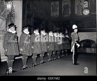 Nov. 03, 1964 - Preparazione per l'apertura del Parlamento. Ricerca di volte.: Yeomen della Guardia rivestito pronto per l'ispezione le loro lampade ai loro piedi prima di effettuare la ricerca tradizionale delle volte delle case del Parlamento - prima della cerimonia di apertura da H.M. La regina. La cerimonia ricerca timbro torna a novembre 5th. 1605 quando una ricerca è stato scoperto per far esplodere il Parlamento come è stato inaugurato dal Re James 1st. Una ricerca delle volte rivelato non solo i barili di polvere da sparo ma anche il più famoso di tutti comspirators - Guy Fawkes. Foto Stock