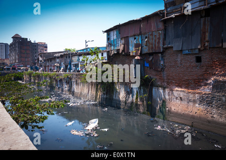 Un milione di persone vivono in 240 ettari di Dharavi Slum, Mumbai in India. Foto Stock