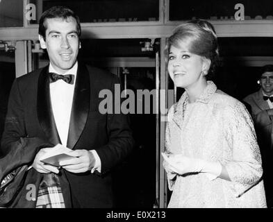 L'attrice Jane Fonda e marito Roger Vadim partecipando a una premiere del film Foto Stock