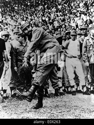 Febbraio 16, 1965 - Havana, Cuba - FIDEL ALEJANDRO CASTRO RUIZ (nato il 13 agosto 1926) è stato il dominatore di Cuba a partire dal 1959, quando, portando il 26 luglio del movimento, egli distrusse il regime di Fulgencio Batista. Negli anni che seguirono ha sovrinteso alla trasformazione di Cuba nel primo stato comunista nell'emisfero occidentale. Gettando primo passo. Foto Stock