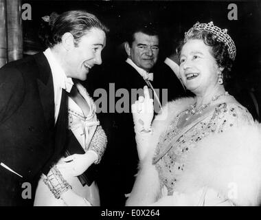 Attore Peter O'Toole condivide un ridere con la regina Elisabetta presso il Royal premiere di "Lord Jim' Foto Stock