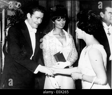 Peter O'Toole e Daliah Lavi incontro la principessa Margaret presso il Royal premiere di "Lord Jim' Foto Stock