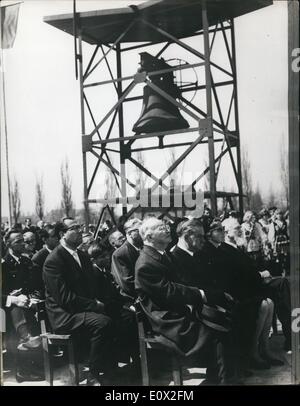 Dic. 00, 1965 - Liberazione di Dachau celebrazione: in occasione del ventesimo anniversario della liberazione del famigerato campo di concentramento nazista, Dachau, Baviera, molti servizi e le celebrazioni si sono tenute. La foto mostra tra coloro che a Dachau per i servizi sono stati il primo ministro bavarese, Alfons Goppel. e il Ministro per l'agricoltura, il dott. Alois Hundhammer (con barba) Foto Stock