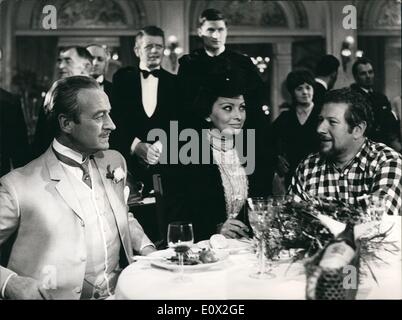 Gen 01, 1965 - ''Lady L'' prodotta in Svizzera: il nuovo film di Lady L che racconta la storia di una donna in bilico tra un signore britannico e un anarchico francese è corrente essendo prodotta a Montreux in Svizzera. Mostra fotografica di David Niven (il Signore), Sophia Loren (donna) & Peter Ustinov alla cena tabella. Foto Stock