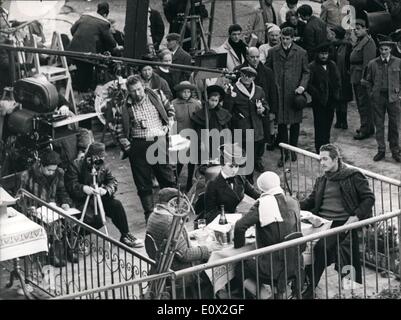 Gen 01, 1965 - Lady L la nuova pellicola prodotta in Groviera, Svizzera.: Il film LADY L è ora in fase di produzione in una romantica atmosfera e scenario medievale della piccola cittadina svizzera, Gruyere. Il database principale i ruoli vengono riprodotti da Sophia Loren, Paul Newman, David Niven e Peter Ustinov. Foto Stock