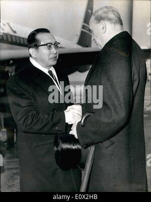 Gen 01, 1965 - arrivi per il funerale di Sir Winston Churchill. Rappresentante dalla Corea del Sud. La foto mostra il sig. Chung Kwan - Primo ministro della Corea del Sud ha salutato dal sig. Hubert Evans il rappresentante di governo al suo arrivo all'Aeroporto di Londra questa mattina per il domani i funerali di Sir Winston Churchill. Foto Stock