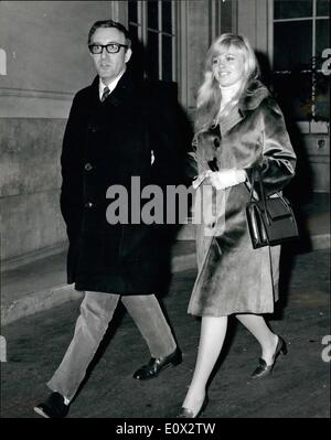 Mar 03, 1965 - Roma, 3 marzo 1965 - famoso attore inglese Peter venditore è a Roma con la moglie ex attrice svedese Britt Eklund di prendere accordi di pellicola per il suo ruolo in un film per la regia di Vittorio De Sica, in cui egli sarà un gangster italiano. La foto mostra: Pietro venditore e sua moglie nella foto durante una passeggiata in via Concotti. Foto Stock