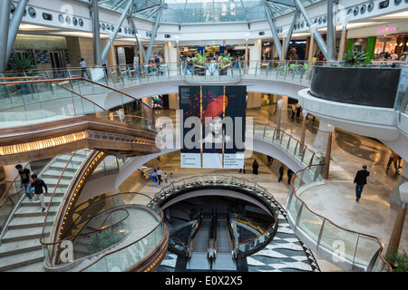 Interno del centro commerciale per lo Shopping Burjuman in Dubai Emirati arabi uniti Foto Stock