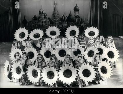 Gen 01, 1965 - con l'aiuto dei fiori il grazioso balletto- ragazze della ''Wiener Eisrevue'' (Vienna Ice Revue) sono coourting per il pubblico di favore. Dal 2 Febbraio fino a febbraio xxi il ghiaccio- revue presenta in occasione di un tour attraverso la Germania mostra ''Dancing mondo'' a ''Bayernhalle'' (Baviera - Hall di Monaco di Baviera. Foto Stock