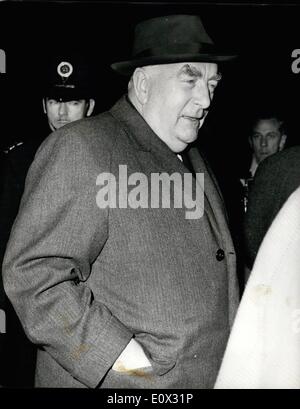 Gen 01, 1965 - Il premier australiano arriva qui per Sir Winston Churchill i funerali: Sir Robert Menzies, il Primo Ministro australiano, arrivato qui da aria oggi per partecipare al funerale di Sir Winston Churchill il sabato. Mostra fotografica di Sir Robert Menzies raffigurata sul suo arrivo all aeroporto di Londra stasera. Foto Stock