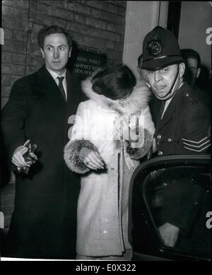 Gen 01, 1965 - Chloe va a casa.. Aiutato polizia dopo le riprese di Kensington incidente. Infilati la testa verso il basso nel collare del suo cappotto - Sig.ra Chloe Castello a sinistra di Londra stazione di polizia la scorsa notte. Ella era stata aiutare la polizia per 24 ore - dal momento che si trovano in una macchina prima della ripresa incidente in Kensington mercoledì notte - quando due poliziotti sono stati feriti.Sig.ra Castello (21) si era sposato solo un mese fa a 23 anni il sig. James Castle che vive a Thames Ditton. Tredici giorni dopo il suo matrimonio è sparito . dopo aver aiutato la polizia - hanno detto a lei era libero di andare.Mostra fotografica di:- La onorevole Foto Stock