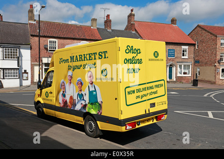 Morrisons home delivery van parcheggiato a Boroughbridge, North Yorkshire, Inghilterra, Regno Unito. Foto Stock