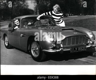 Mar 03, 1965 - BILLY WALKER raccoglie la sua Aston Martin DB5.. 150 M.P.H. Auto... La Gran Bretagna è Golden Boy del pugilato ring - Billy Walker si siede al volante della sua nuova Aston Martin BD5 - quando egli ha preso in consegna dal Bond Street Showroom di ieri. L'auto costa &pound;4.500 - ed è in grado di 150 m.p.h.. Modello Carol Hewitt dà il parabrezza una macchia di polacco. Foto Stock