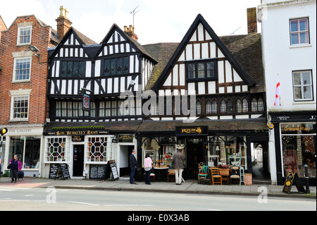 I bracci di Berkeley public house su Church Street a Tewkesbury, Gloucestershire, Inghilterra Foto Stock