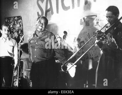 Louis Armstrong facendo una performance Foto Stock