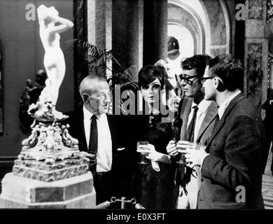 Peter O'Toole e Audrey Hepburn parlando con William Wyler a Boulogne studio per un cocktail party Foto Stock