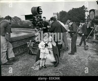 Mar 03, 1965 - Peer il nipote di stelle con Sophia Loren; quattro anni ragazzo Willoughby nipote del Signore Middleton co-starred con Sophia Loren in una scena del film ''Lady L'' - ora essendo girato al Castle Howard, Yorkshire home del Signore Middleton. Per il periodo delle riprese Sophia e il marito Carlo Ponto vedere di stare a casa di Guy's zio - Major Michael Willoughby a Grimston, nr. Castle Howard. La foto mostra il ragazzo Willoughby ottiene un abbraccio da Sophia Loren - mentre il regista - barbuto Peter Ustinov su estrema sinistra - guarda a. Foto Stock