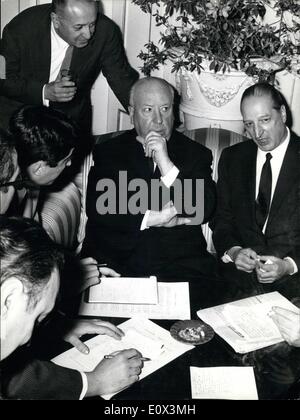 Mar 03, 1965 - Alfred Hitchcock, il ben noto regista, è a Roma per la conformità del suo ultimo film, di cui il sig. Hitchcock non ha rivelato il titolo durante la conferenza stampa di questa notte. Foto Stock