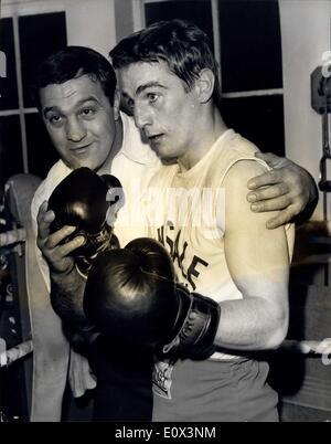 Mar 11, 1965 - Rocky Marciano dà consigli a Pat Dwyer.: Ex World Heavyweight Champion Rocky Marciano, chi è qui per una settimana di visita, ieri è andato lungo per dare alcuni consigli a 19-anno vecchio boxer pat Dwyer, che ha vinto la luce A.B.A.-middleweight championship nel mese di aprile e nel mese scorso firmato professional per manager Bert McCarthy. Mostra fotografica di Rocky Marciano dà un po' di consigli per Pat Dwyer ieri. 11 Foto Stock