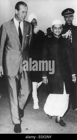 Lal Bahadur Shastri saluta il Principe Filippo in India Foto Stock