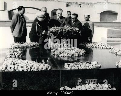 Febbraio 02, 1965 - Il Primo Ministro Pompidou a Nuova Delhi. La foto mostra il primo ministro Georges Pompidou la posa di una corona di fiori sulla tomba del Mahatma Gandhi. Foto Stock